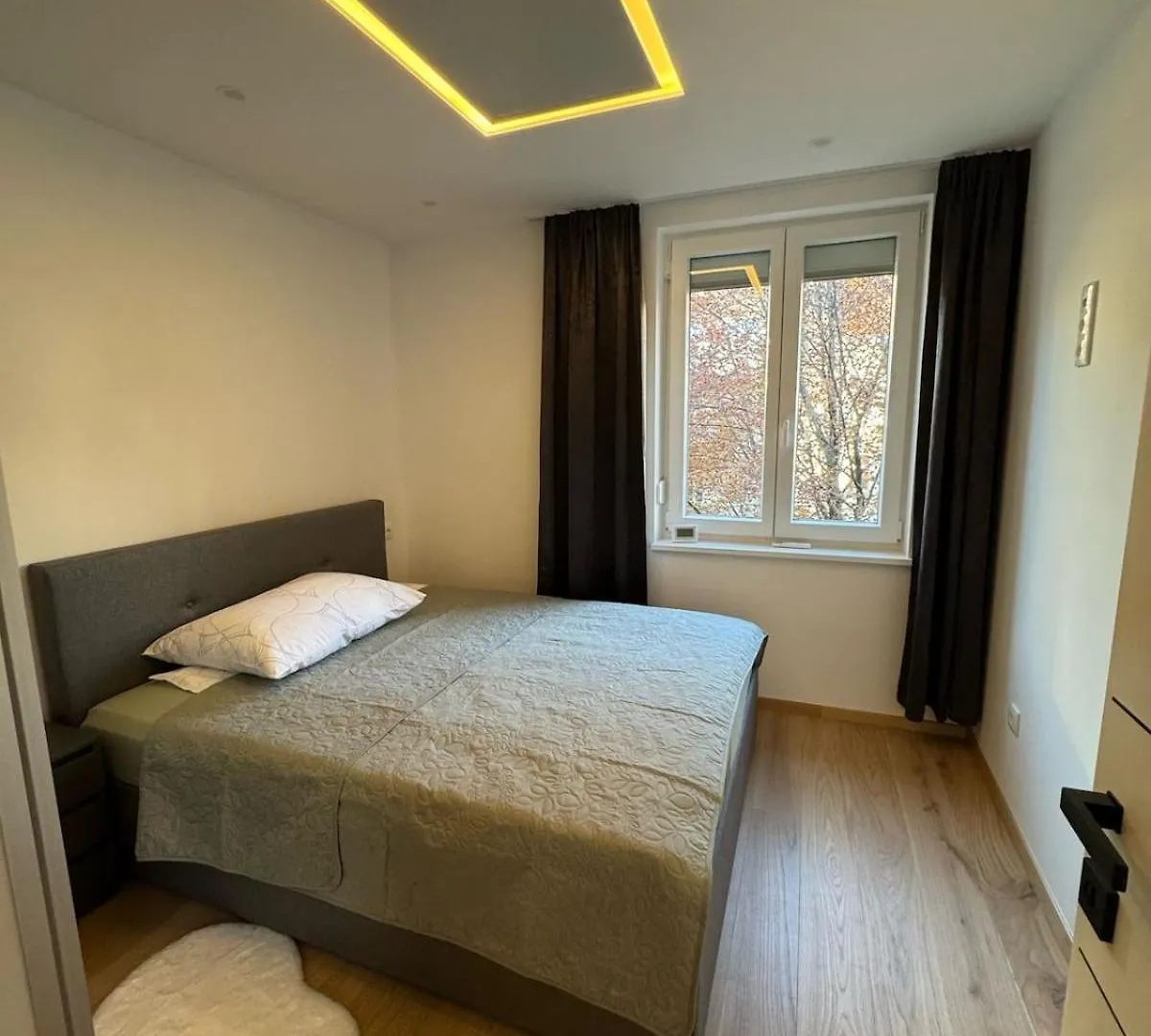 Black And White Style Apartment In Viyana Avusturya