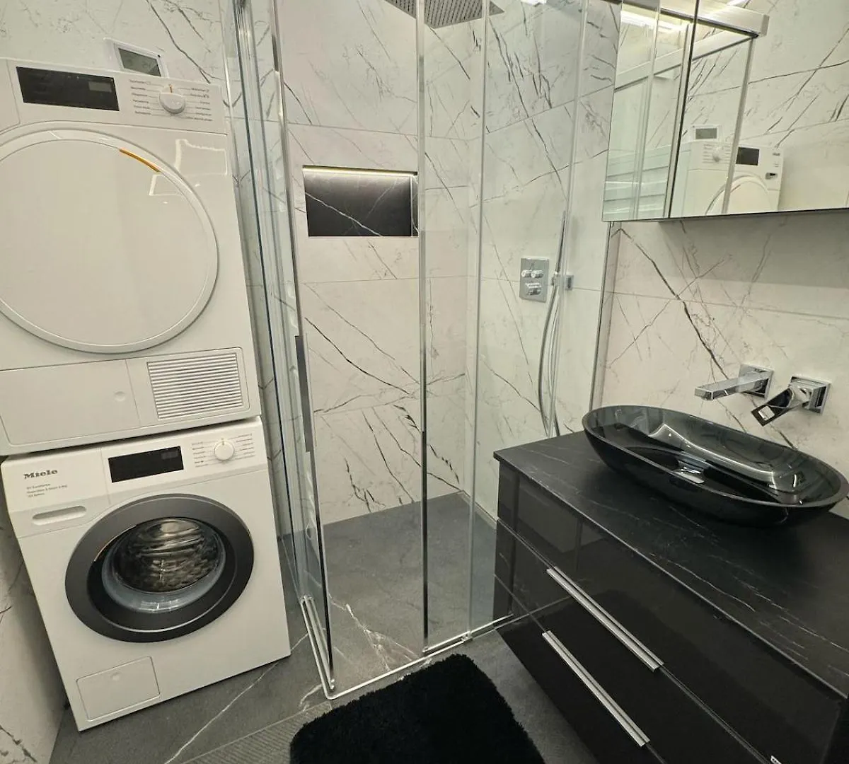Black And White Style Apartment In Viyana Avusturya